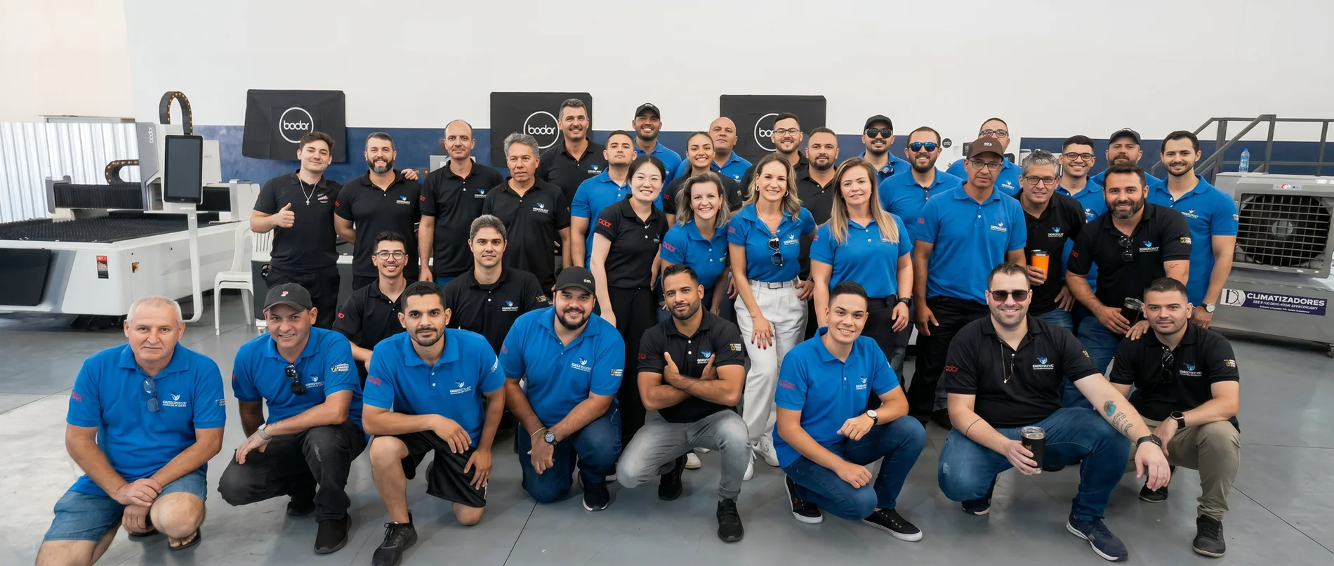Equipe da Birisoldas reunida no showroom diante das máquinas de corte a laser BODOR
