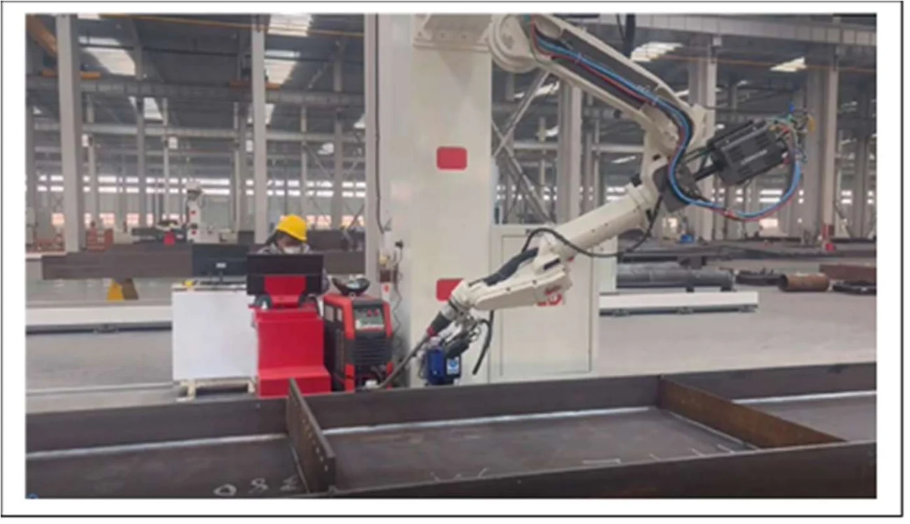 Célula robotizada de solda XTBots em operação na fábrica